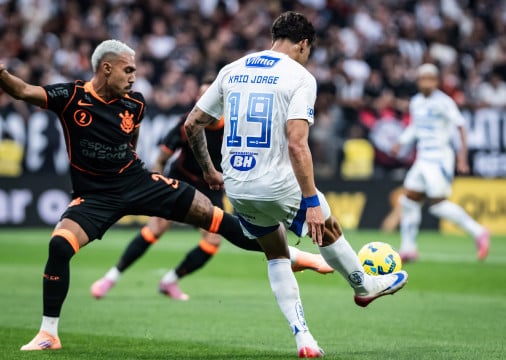 Matheuzinho e Kaio Jorge disputam bola no duelo entre Corinthians x Cruzeiro