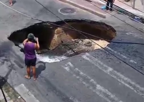 A cratera se abriu após um buraco pequeno surgir no meio da via. Cagece informa que causas estão sendo investigadas