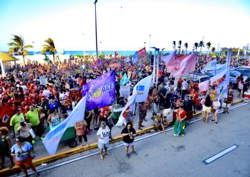 Cartazes e bandeiras com o lema 