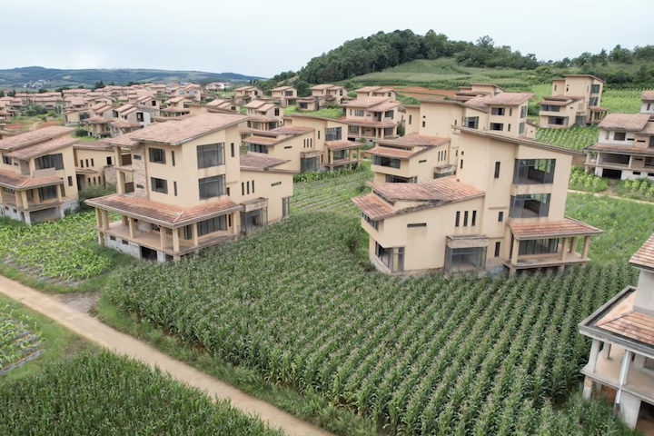 As casas, hoje cobertas por poeira e mato, viraram abrigo para pÃ¡ssaros, pontos de passagem e atÃ© mirantes improvisados. 