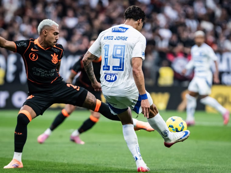 Matheuzinho e Kaio Jorge disputam bola no duelo entre Corinthians x Cruzeiro