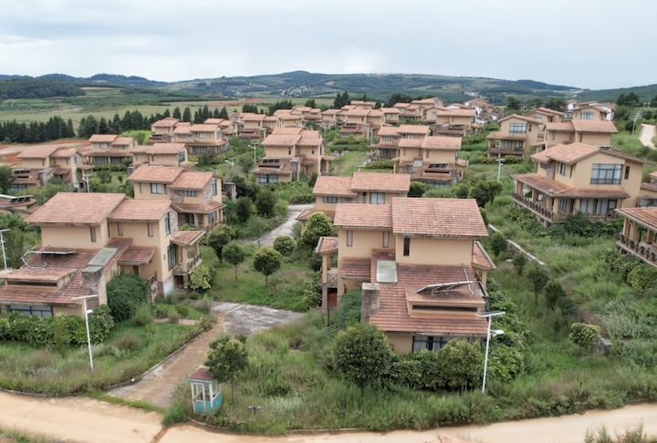 As obras estÃ£o paralisadas hÃ¡ cerca de sete a oito anos, e o que seria um bairro de luxo se transformou em uma paisagem peculiar. 