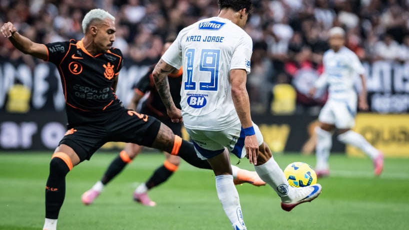 Matheuzinho e Kaio Jorge disputam bola no duelo entre Corinthians x Cruzeiro 