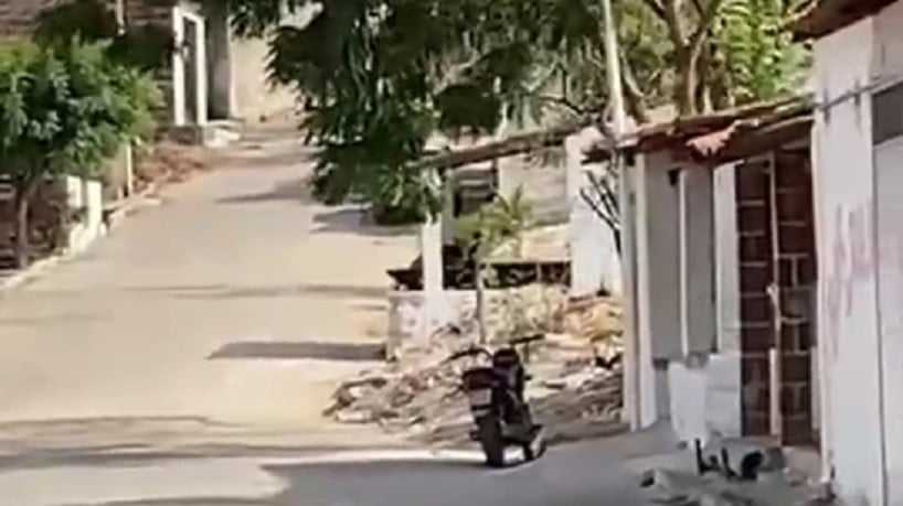 Um transeunte chegou a registrar em vídeo parte das agressões a foice praticadas por Clerton da Silva Freitas contra o seu próprio irmão 