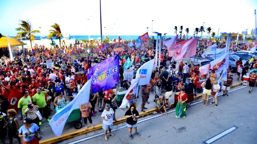 Cartazes e bandeiras com o lema 