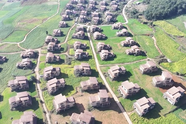 No interior da província de Yunnan, na China, um grande conjunto de mansões de luxo abandonadas chama a atenção. 