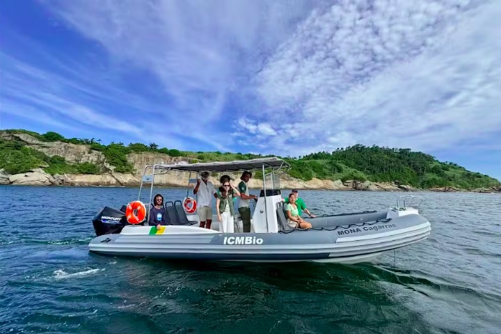 Para celebrar, o lugar ganhou uma embarcação própria — uma lancha inflável com cabine e capacidade para 13 pessoas — que será utilizada para ações de gestão, fiscalização e ampliação da presença institucional na área.