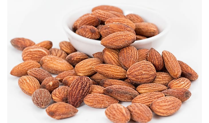 Ricas em gorduras insaturadas, fibras e antioxidantes, as oleaginosas ajudam a reduzir o colesterol LDL (colesterol ruim) e melhoram a saúde vascular.