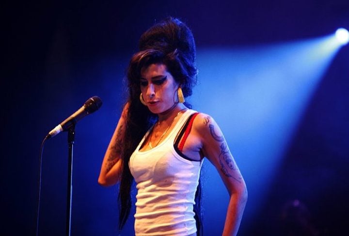 A morte precoce de Amy Winehouse, uma das cantoras britânicas mais promissoras das últimas décadas, completou 14 anos em 23/07/25. Ela causou comoção por ser o desfecho da trajetória dramática da artista.