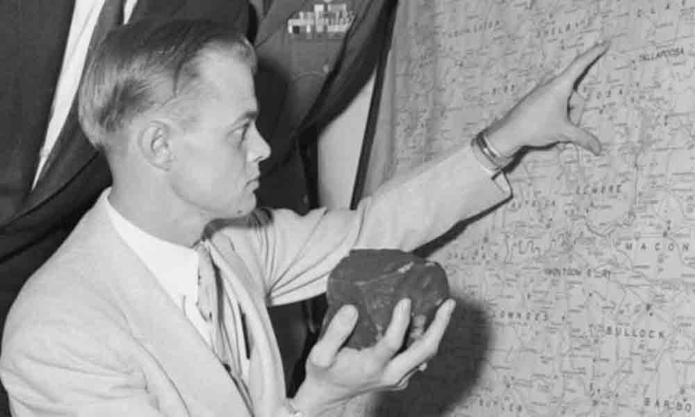 A casa estava com um grande buraco no teto, e depois de avistá-lo, Ann viu a rocha preta de 3,5 kg, que quebrou o telhado e a atingiu. Imediatamente, ela chamou a polícia.  Um geólogo do governo foi junto para identificar a rocha, e comprovou que se tratava de um meteorito. 