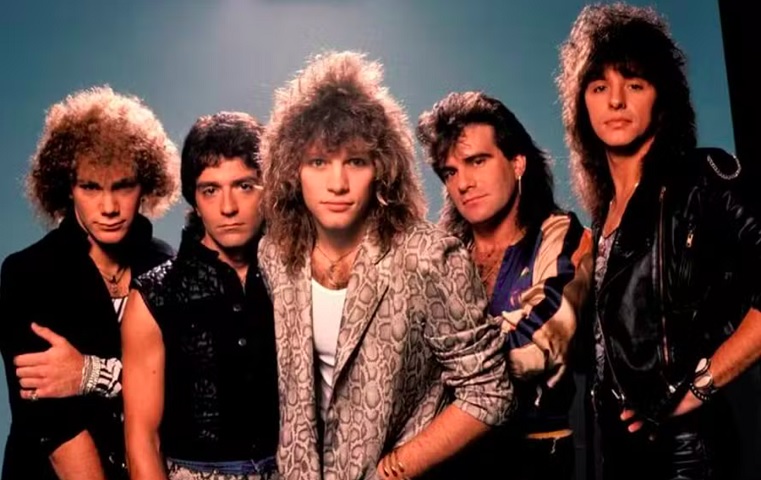 Em 1983, fundou o Bon Jovi, que se tornaria uma das bandas de rock mais icônicas do mundo, especialmente durante os anos 1980 e 1990.