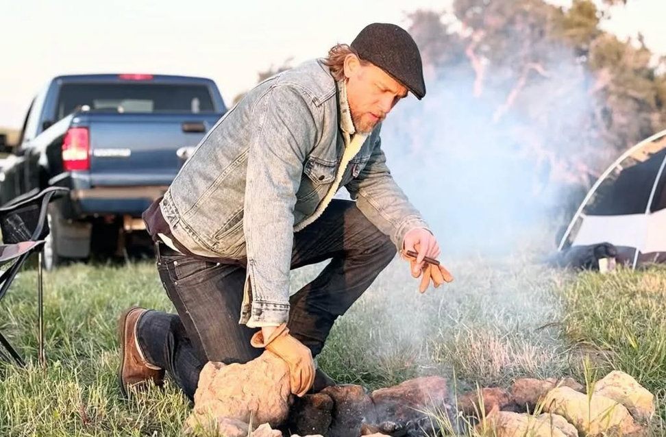 O ator prefere ambientes tranquilos, próximos da natureza, onde encontra paz e clareza mental. Cultiva hábitos como jardinagem, meditação e escrita, o que corroboram para ajudá-lo a lidar com a intensidade da carreira.
