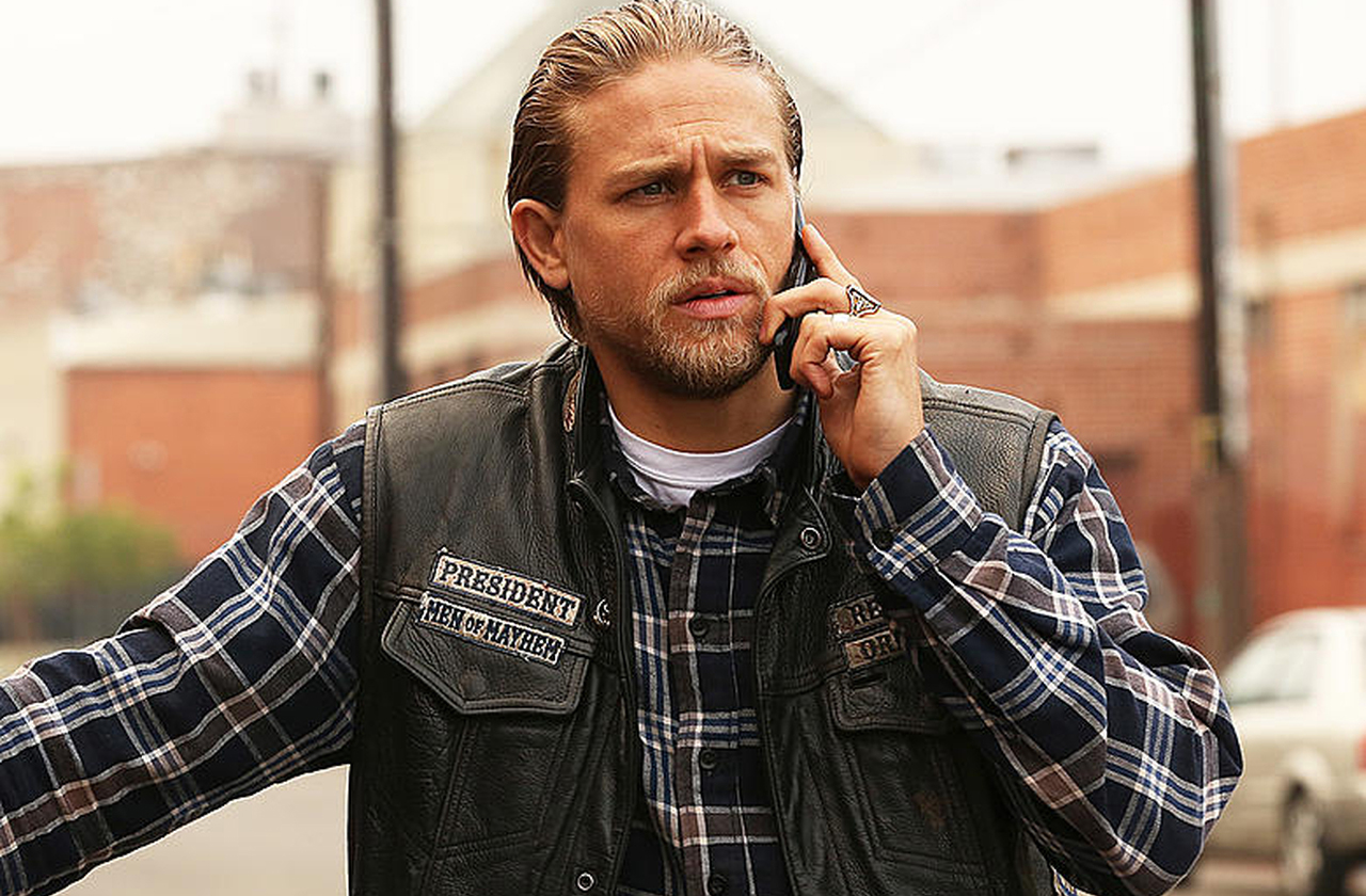 O grande salto veio com Sons of Anarchy (2008-2014), ao qual viveu Jax Teller com profundidade emocional e presença arrebatadora. A série o transformou em ícone cultural e ampliou sua base de fãs. Esse papel, portanto, se tornou um marco definitivo em sua carreira.