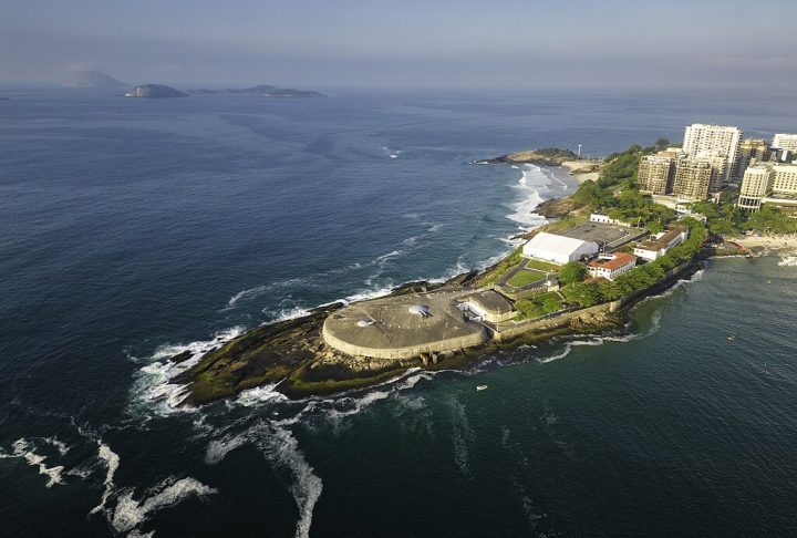 As ilhas são visíveis de pontos turísticos famosos como o Pão de Açúcar e o Forte de Copacabana. 