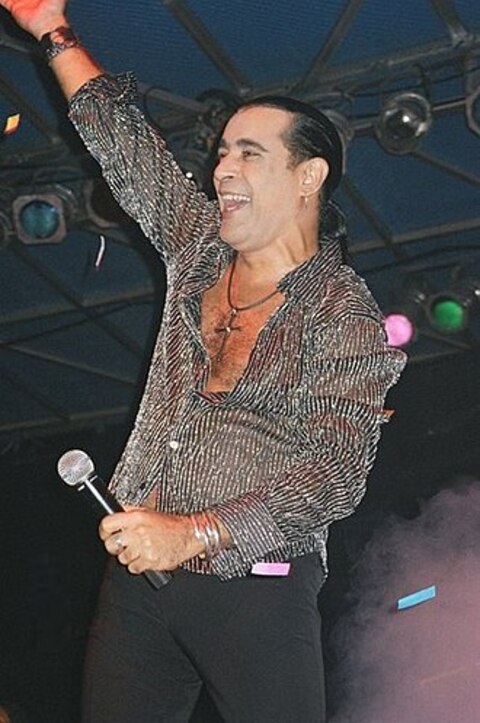 Elymar também desenvolve ações sociais: em momentos de crise, distribuiu cestas básicas e brinquedos, e participou de iniciativas filantrópicas, especialmente em comunidades carentes no Rio de Janeiro.