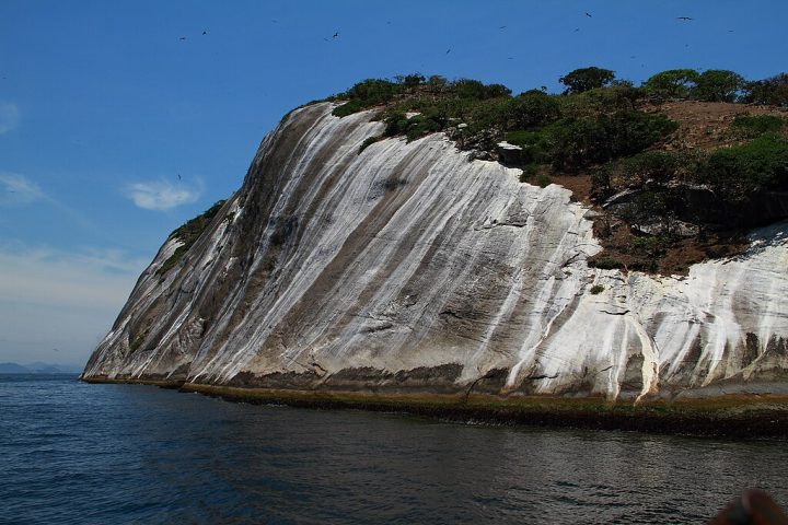 O nome Cagarras, inclusive vem das aves marinhas que costumam sobrevoar a região e deixar seus excrementos nas rochas, dando um aspecto esbranquiçado às ilhas.