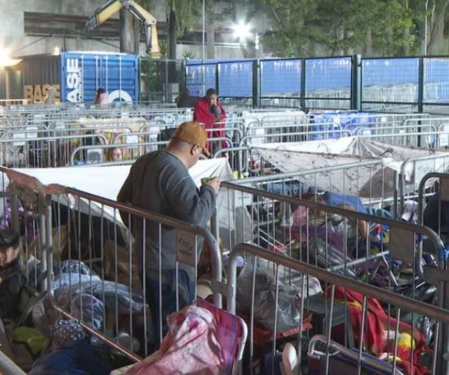 Veículos de imprensa colheram relatos de pessoas que ficaram mais de uma semana acampadas no entorno do estádio do Palmeiras para garantir ingresso.