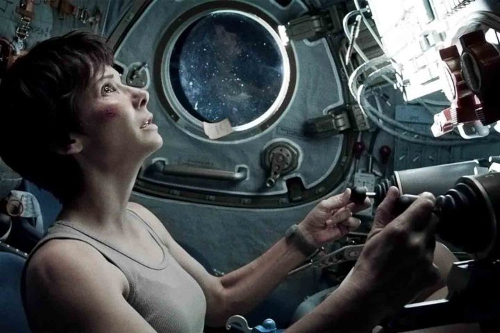 O thriller espacial âGravidadeâ (2013) rendeu Ã  Bullock aclamaÃ§Ã£o da crÃ­tica por seu papel como Doutora Ryan Stone, uma astronauta perdida no espaÃ§o apÃ³s um desastre com o ÃŽnibus espacial. 