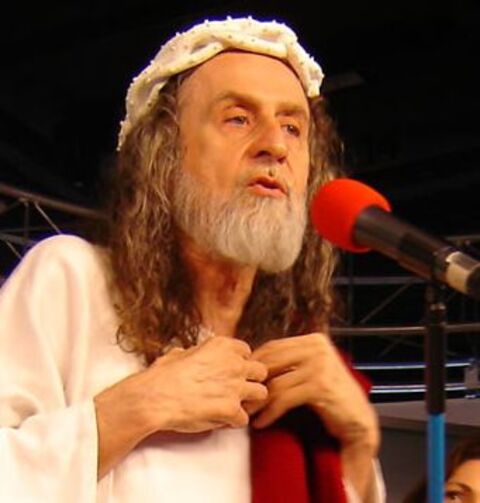 Inri Cristo - Um vidente brasileiro que afirma ser a reencarnação de Jesus Cristo. Inri é conhecido por suas previsões e discursos controversos sobre a sociedade, e seu visual característico, imitando a figura de Cristo, o torna uma figura excêntrica e polêmica.
