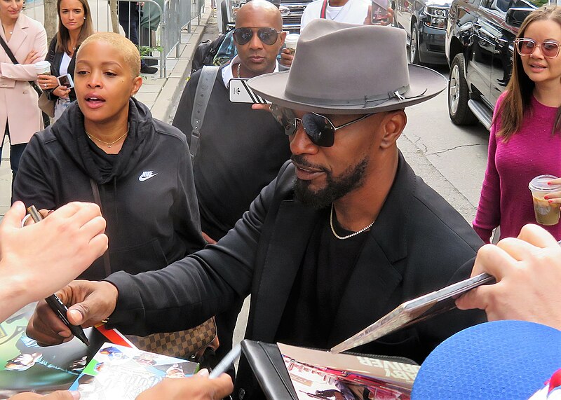 De acordo com o site TMZ, o ator foi ao local jantar com familiares e teria se incomodado com o comportamento de clientes de outra mesa. Após chamar a atenção do grupo, foi atingido no rosto por um copo atirado em sua direção.


