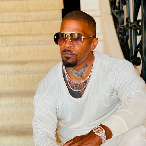 Fora das telas, Foxx vivenciou momentos que poderiam constar estar em um roteiro de filme. Assim, ele completa 58 anos em meio a relatos de sobrevivência nos últimos 10 anos. Seu episódio mais difícil ocorreu em 2023, quando gravava seu stand-up para a Netflix. 
