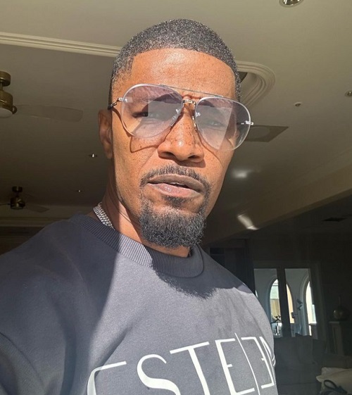 Outra situação que poucos conhecem da vida de Jamie Foxx é que ele já salvou uma vida. Em 2016, um carro capotou e pegou fogo, e o ator se arriscou, correndo para soltar o cinto de segurança da vítima e arrastá-la para longe das chamas pouco antes de o carro explodir.

