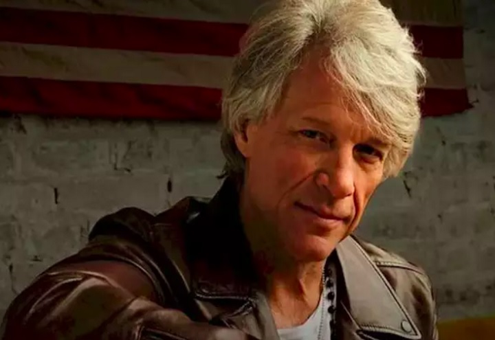 O que muita gente não sabe é que Bon Jovi já era conhecido por ajudar pessoas. Filantropo, ele é responsável por uma ONG que tem como foco o combate à vulnerabilidade social.