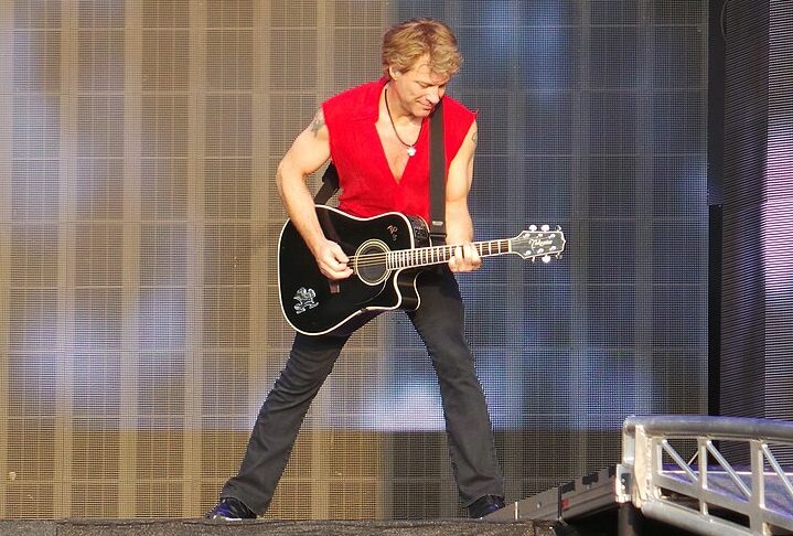 A partir dos anos 2000, Bon Jovi se reinventou, incorporando elementos de country rock em álbuns como Lost Highway (2007), o que ajudou a expandir sua base de fãs.