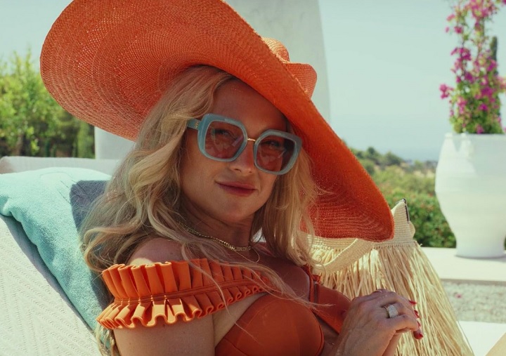 Mais recentemente, em 2022, Hudson foi uma das estrelas no mistério Glass Onion: Um Mistério Knives Out, no qual contracenou com 	Daniel Craig, Edward Norton, entre outros.