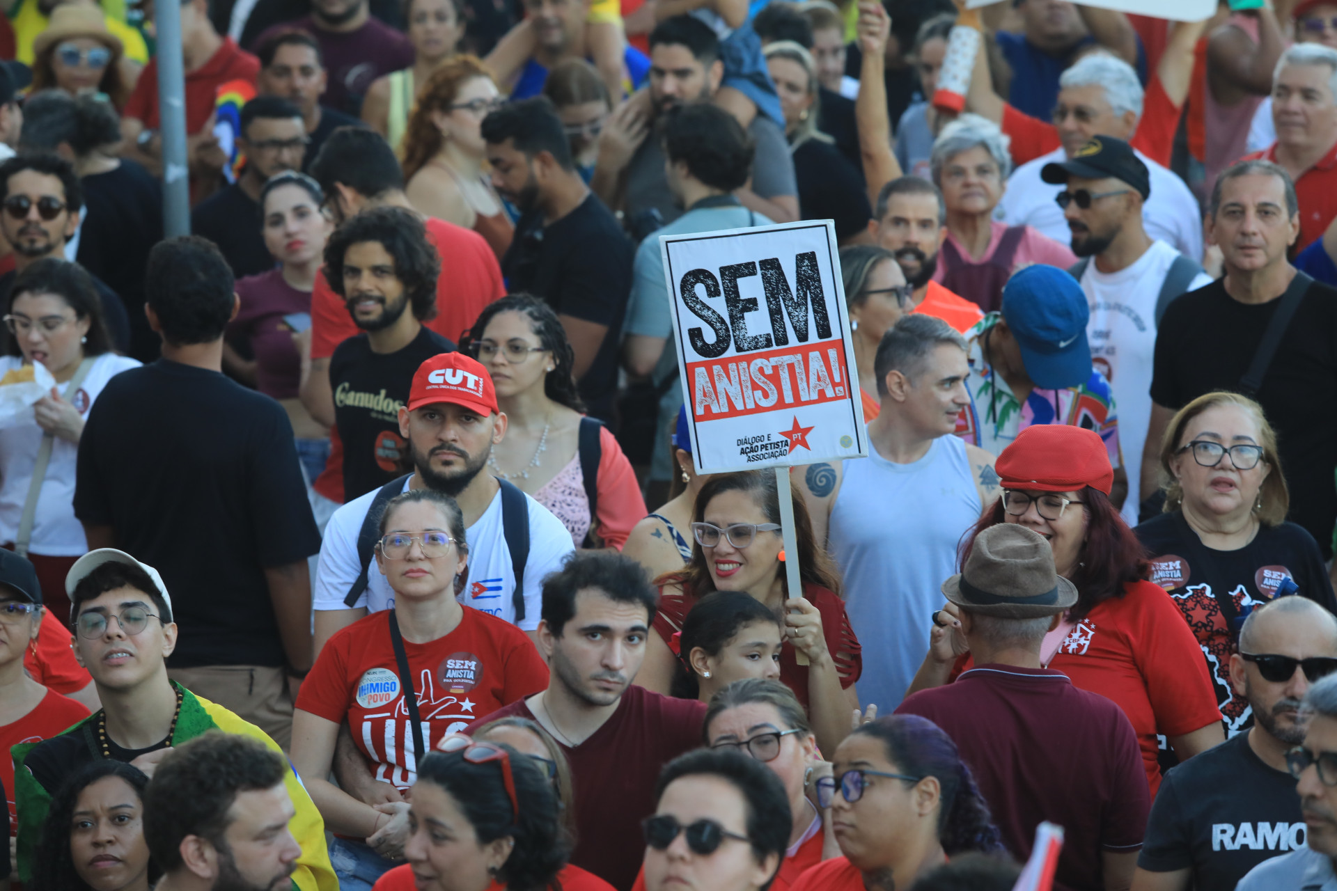 ￼REJEIÇÃO à anistia foi um dos temas mais presentes à manifestação de ontem na Beira Mar, em Fortaleza (Foto: FÁBIO LIMA)