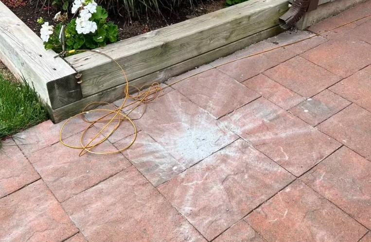 Laura Kelly, dona da casa, retornava de uma caminhada com seu parceiro quando notou uma poeira branca em frente Ã  residÃªncia. Ao acionarem o vÃ­deo da cÃ¢mera de seguranÃ§a, eles viram um objeto parecido com uma pedra caindo do cÃ©u em direÃ§Ã£o ao local. O casal aspirou o pÃ³ e encaminhou para uma universidade, onde anÃ¡lises confirmaram que era um meteorito.
