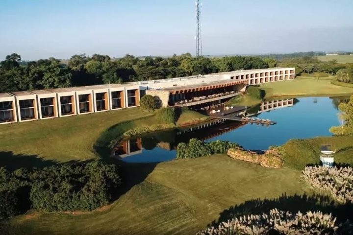 A piscina tem uma área de surf de 220 metros de comprimento, o que permite ondas de até 22 segundos, e conta com a tecnologia PerfectSwell da American Wave Machines.