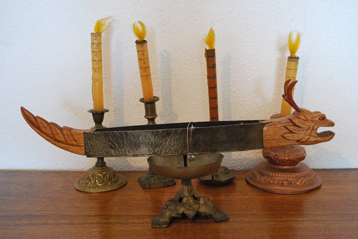 Na Idade Média, surgiram os relógios de velas (velas graduadas que marcavam o tempo pela quantidade de cera queimada) e os relógios de fogo (incensos com marcas que indicavam o tempo pela quantidade queimada).