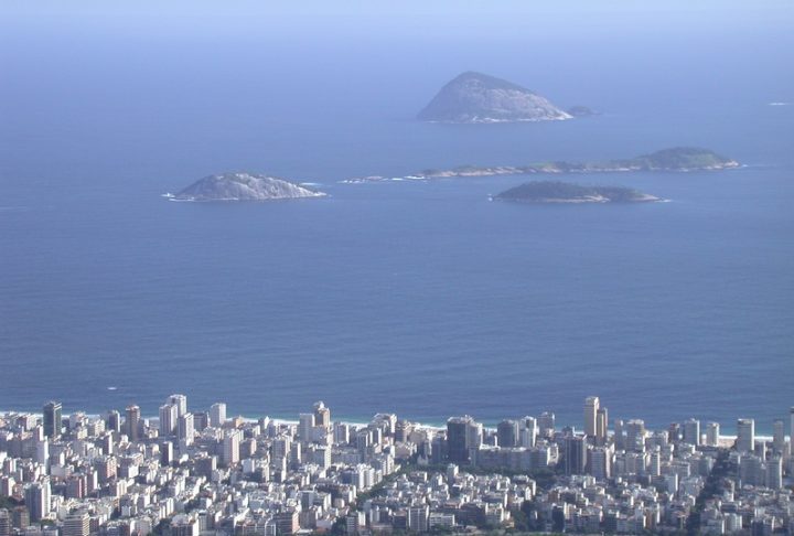 Visível da orla de Ipanema, o arquipélago tem como objetivo proteger remanescentes da Mata Atlântica insular, espécies marinhas e aves nativas.