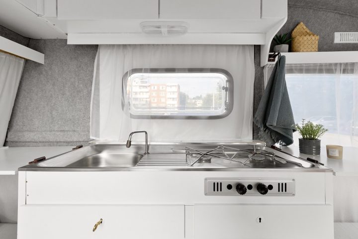A palavra motorhome é uma abreviação de motorized home (casa motorizada, em inglês), e descreve veículos projetados para oferecer estrutura habitacional completa: cama, cozinha, banheiro etc.