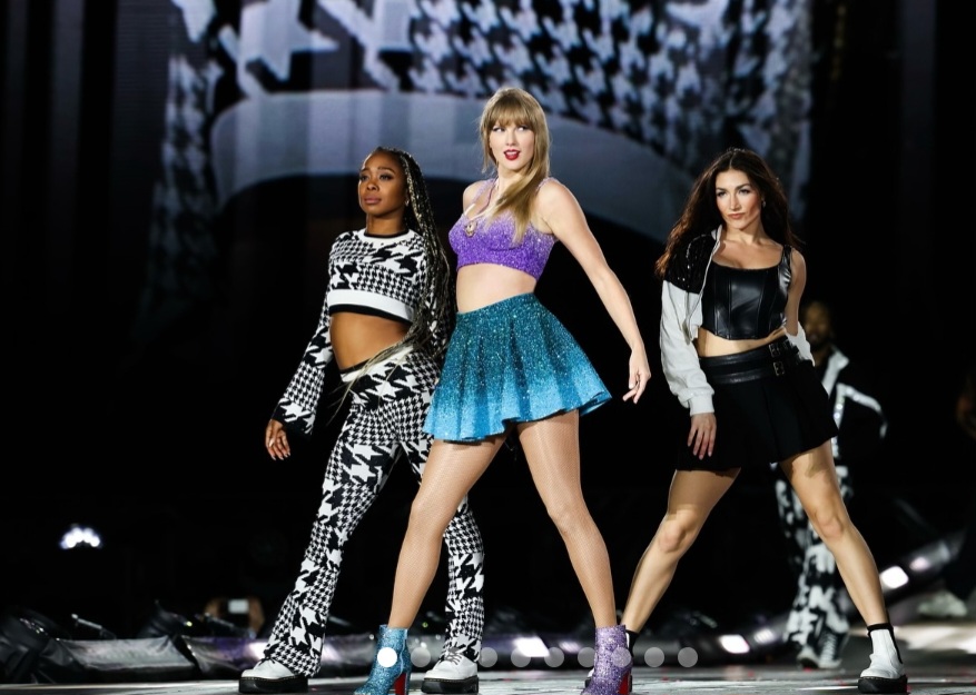 No palco MilÃ£o ocorreu um episÃ³dio que arrancou risadas do pÃºblico. Taylor Swift engoliu, por acidente, um inseto. âEu sabia que isso iria acontecer porque hÃ¡ muitos insetos aqui estou noiteâ, declarou a cantora, que completou: âEu sÃ³ preciso tossir um poucoâ
