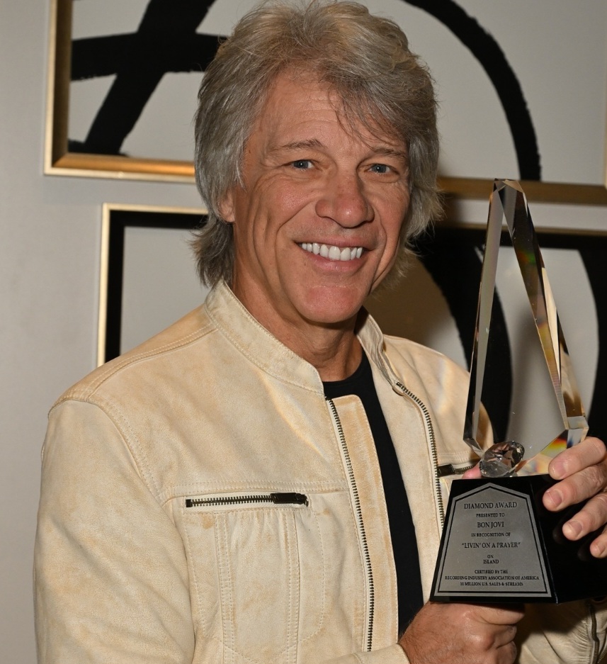 Além de sua carreira musical, Jon Bon Jovi também se aventurou na atuação, aparecendo em filmes como A Corrente do Bem (2000) e Cry Wolf: O Jogo da Mentira (2005).