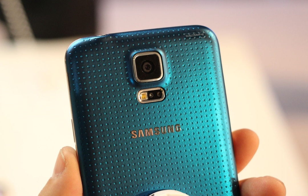 Para verificar a versão do sistema operacional, o caminho é simples. No Android: vá em Configurações e depois em Sobre o telefone. 