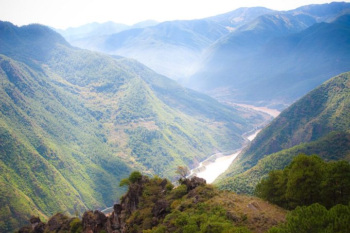 Yunnan Ã© uma regiÃ£o famosa por suas montanhas nevadas, terraÃ§os de arroz e desfiladeiros profundos, como o notÃ¡vel Tiger Leaping Gorge.