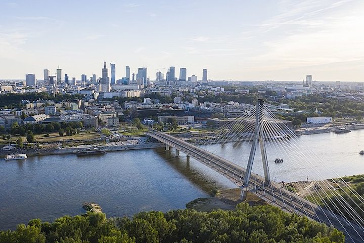 O rio divide a cidade, separando o centro histórico da margem direita, mais moderna e em constante desenvolvimento.