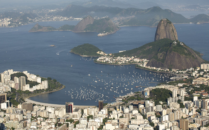 Enseada de Botafogo (Brasil) – Localizada no Rio de Janeiro, é um dos cartões-postais mais icônicos do Brasil, com vista para o Pão de Açúcar. Descoberta durante a colonização portuguesa, tornou-se um importante ponto náutico. Hoje, é cercada por áreas urbanas, clubes de remo e ciclovias, sendo um local frequentado para lazer e esportes.