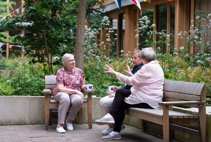 Schroder destacou ainda que a construção do Appleby Blue surge como uma resposta esperançosa diante de duas crises atuais no Reino Unido: a escassez habitacional e a crescente solidão entre a população idosa.