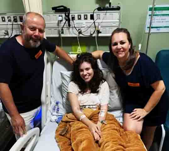 Diante disso a influencer e atriz Sarah Femina, de 21 anos, passou por dificuldades no fim de 2024. Afinal, no meio da gravação de um vídeo, percebeu que sua perna esquerda estava escura e dolorida.