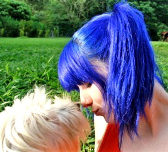 Mariana de Souza Alves Lima, mais conhecida como MariMoon, é uma apresentadora e influenciadora digital brasileira. A artista é considerada a primeira celebridade surgida na internet brasileira, quando em 2003 seu blog no Fotolog se tornou o mais seguido do país. Ela também teve uma passagem marcante na extinta MTV Brasil. 