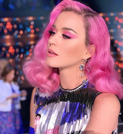 Katy Perry foi um dos principais nomes da última edição do Rock in Rio. Ao longo da carreira, a cantora norte-americana também usou e abusou dos cabelos coloridos. Conhecida por sua influência na música pop moderna e seu estilo exagerado, ela foi chamada de Rainha do Camp pela revista Vogue.