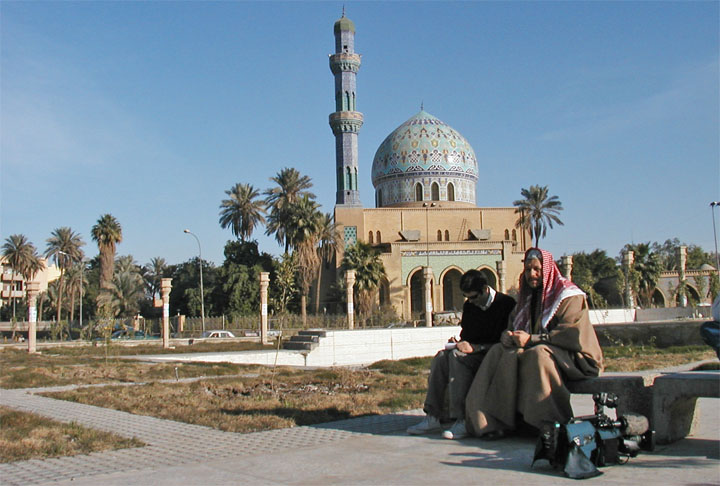Em países árabes, o elogio pode causar desconforto. Em algumas culturas, pode soar como inveja ou criar obrigação de presentear.
