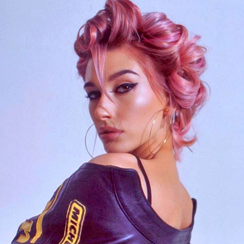 Hailey Rhode Bieber é uma modelo, influenciadora e empresária norte-americana, que possui um relacionamento com o cantor Justin Bieber (casados desde 2018). Ela já foi destaque em campanhas para grandes marcas como Guess, Miu Miu, Jimmy Choo, Tommy Hilfiger e entre outras.