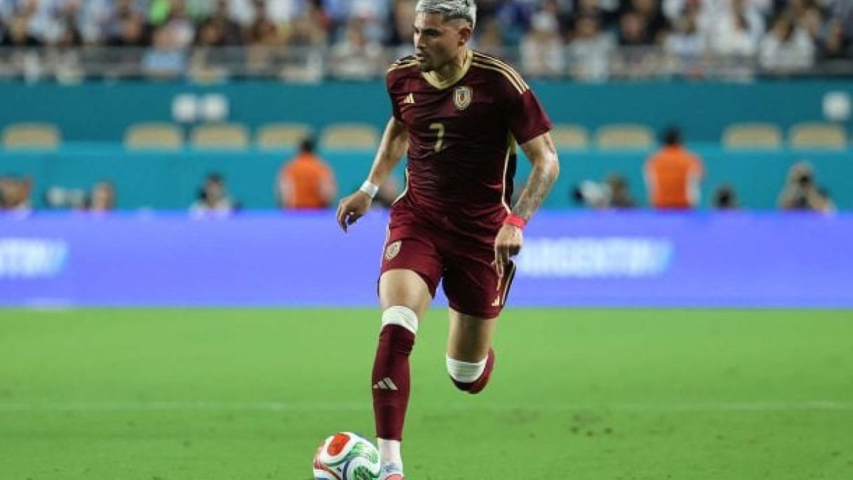 Glorioso, que busca priorizar ataque para próxima temporada, tenta realizar transferência em definitivo do atacante venezuelano