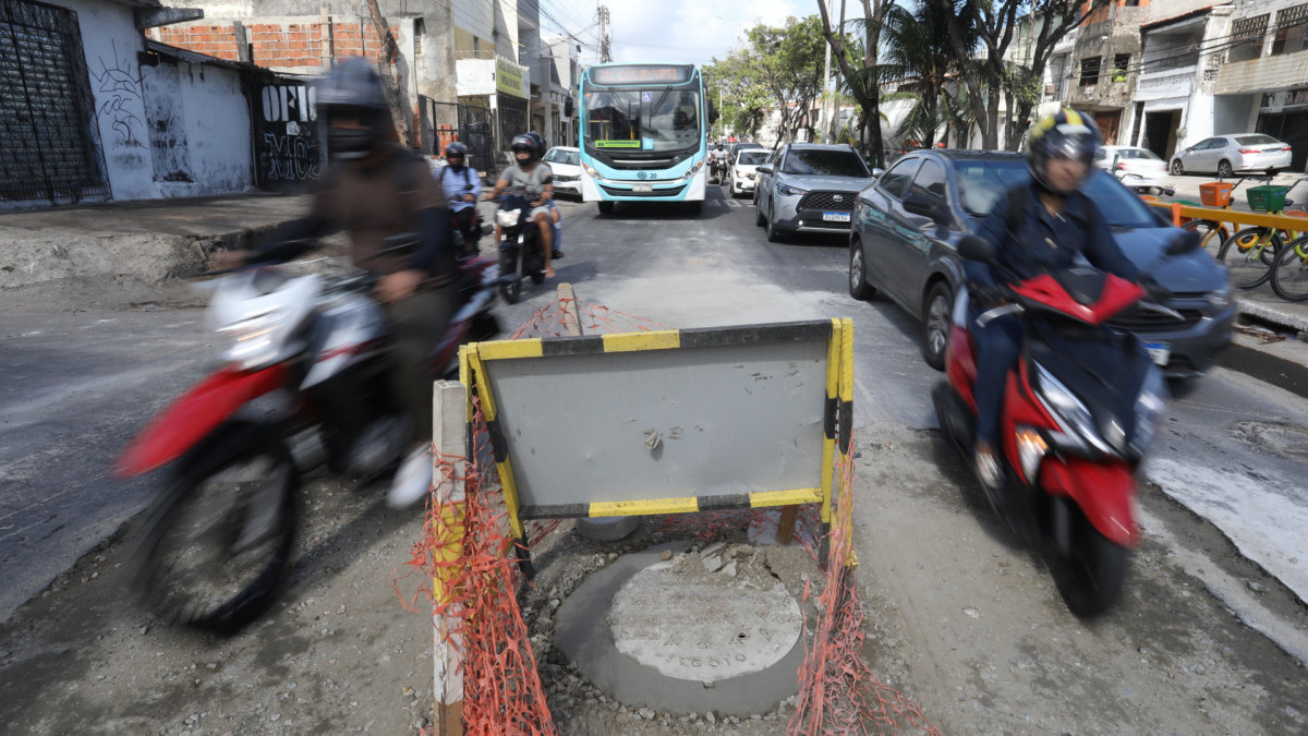 Cratera na Av. Leste Oeste, no bairro Pirambu, foi reparada na manh&atilde; desta segunda-feira, 15