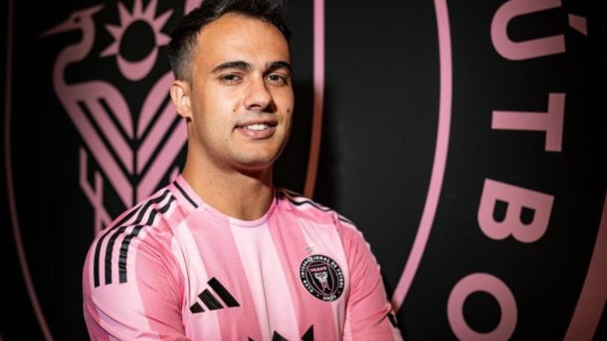 Lateral espanhol assina até dezembro 2027, chega sem custos e será o substituto de Jordi Alba